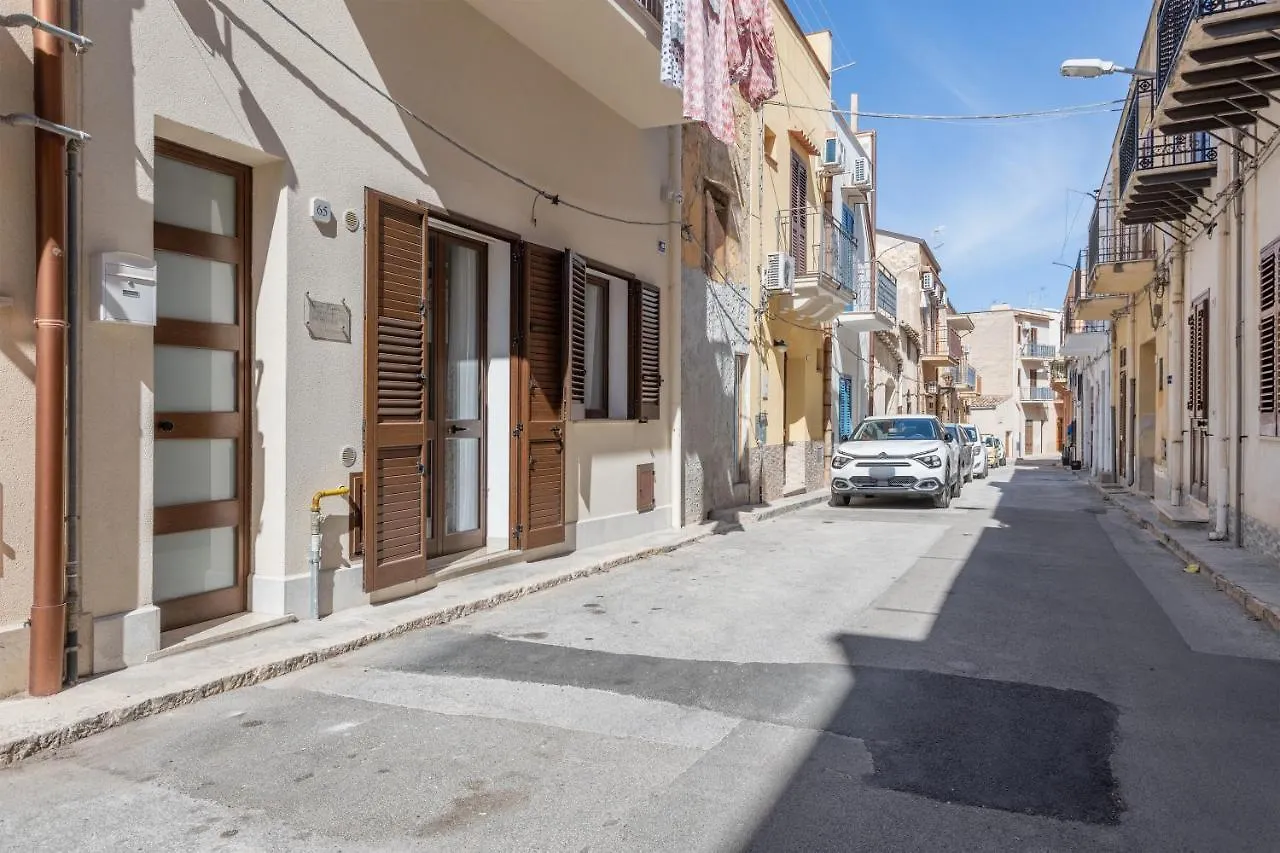 Charmrooms - Casa Magenta Castellammare del Golfo 0*,  Italy